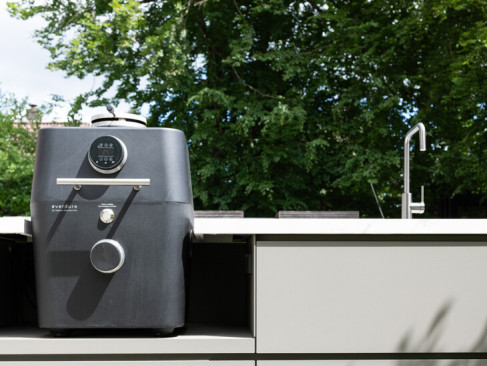 Complete outdoor kitchen in an exclusive landscape garden